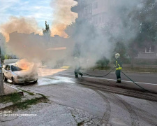 У Кам’янському автівка загорілася прямо під час руху - деталі