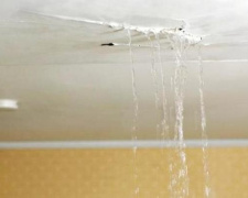 Водоспад у квартирі: кам&#039;янчанин скаржиться на ремонт комунальників