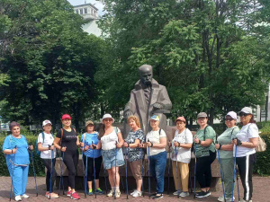 У Кам’янському об’єднали скандинавську ходьбу з пізнавальною екскурсією: подробиці
