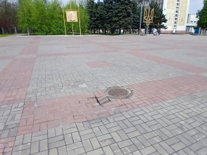 Небезпека під ногами: у центрі Кам’янського на площі Калнишевського просідає плитка