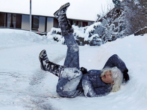 Падіння на слизькому тротуарі - це не лише прикрий інцидент, а й підстава для компенсації - Мін'юст