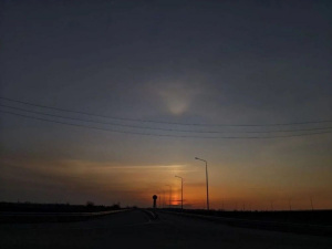 Незвичне світло у вечірньому небі: мешканці Дніпропетровщини стали свідками рідкісного оптичного явища