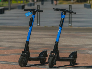 Швидкі та небезпечні: чому поява електросамокатів у Кам’янському збурила водіїв та які нові штрафи діють у 2026 році