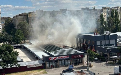 Пожежа у Кам’янському: на лівобережжі горять МАФи та перекрито рух (ФОТО)