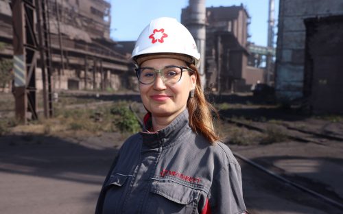 Від елегантних суконь до робочої форми: історія Олександри Піскарьової з Каметсталі