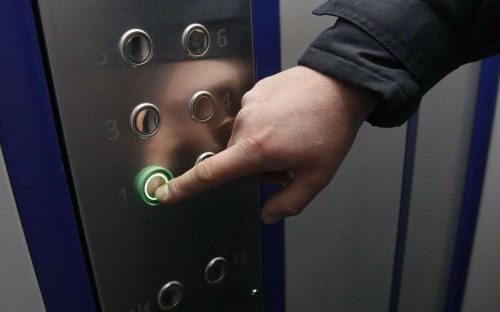 Вимкнули світло, а ви застрягли в ліфті - куди телефонувати кам'янчанам