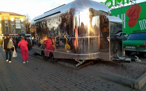 Скандал у центрі Кам'янського: на клумбі встановили пересувний павільйон