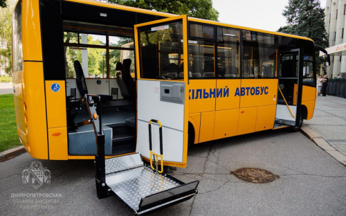 Навчальні заклади віддалених населених пунктів Дніпропетровщини отримали сучасні шкільні автобуси