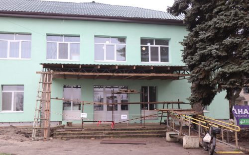 Модернізація П’ятихатської лікарні: у поліклініці утеплили фасад і облаштовують пандус