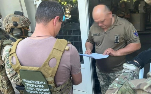 Автопарки, вілли та великі гроші: НАЗК оприлюднив список воєнкомів, що живуть на широку ногу