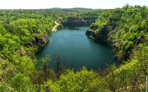 Затоплений гранітний гігант: що приховує Карачунівський кар'єр на Дніпропетровщині та чому туди масово їдуть екстремали