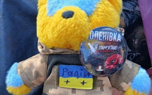 «Оленівка – пам’ятаємо, боремося, не мовчимо»: у Кам’янському вшанували пам'ять загиблих захисників (ФОТО)