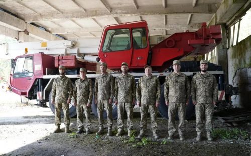 Тягач, 40-тонний кран та трал: військові отримали чергову партію спецтехніки від «Сталевого фронту» Ріната Ахметова