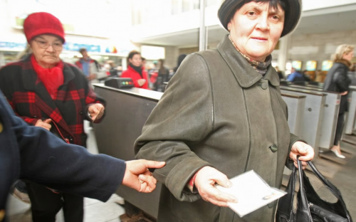 Дострокова пенсія для жінок: кому призначать виплату у 50, а кому - у 55 років
