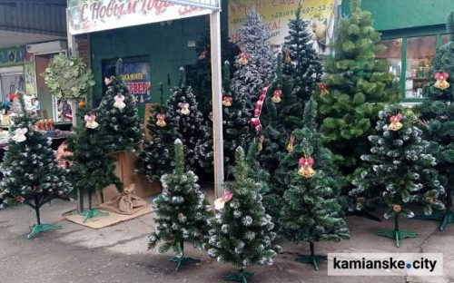 У Кам'янському на базарі містян вітають з прийдешнім Новим роком мовою окупанта - фотофакт
