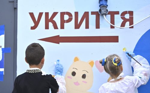 Безпечний простір та творчість: у Камʼянському районі діти розмалювали укриття та отримали підтримку