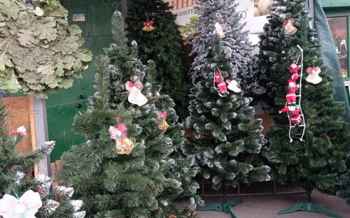  У Кам’янському мешканцям пропонують на Новий рік прикрашати штучні ялинки: де за скільки можна придбати святкові деревца
