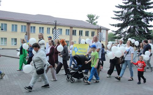 У центральному парку Кам’янського відбулася акція на підтримку сімейних цінностей: подробиці