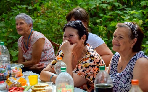 У Кам'янському районі благодійники організували для переселенців святковий пікнік із смаколиками та веселими конкурсами