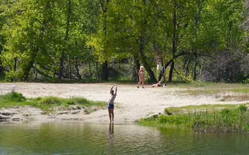 Літо серед весни: на Лівобережному каналі Кам’янського відкрили пляжний сезон