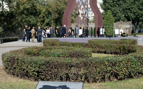 У Києві за підтримки Фонду Ріната Ахметова та Метінвесту встановили меморіал жертвам геноциду кримськотатарського народу