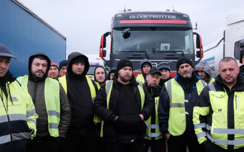 Бронювання далекобійників від мобілізації: що відповів на петицію Зеленський