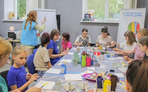 Натхненні морською тематикою: у Кам'янському діти малювали пейзажі текстурною пастою