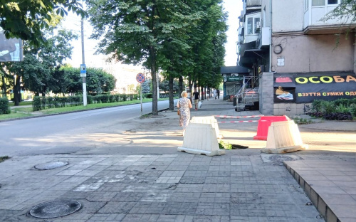 Кам'янське уходить під землю: на проспекті Свободи утворився новий «портал» 