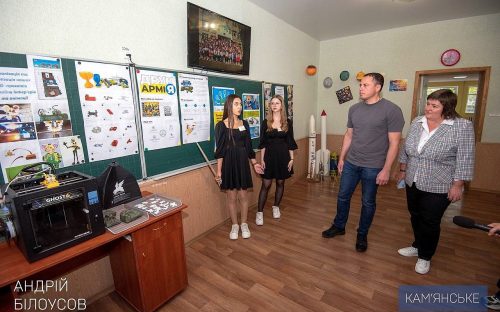 Школярі Кам’янського за підтримки міської влади перетворюють навчальні заклади на сучасні простори