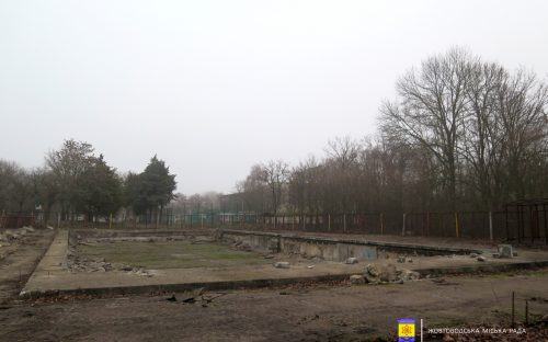 У Жовтих Водах стартувало відродження літнього басейну, що понад два десятиліття стояв у руїнах