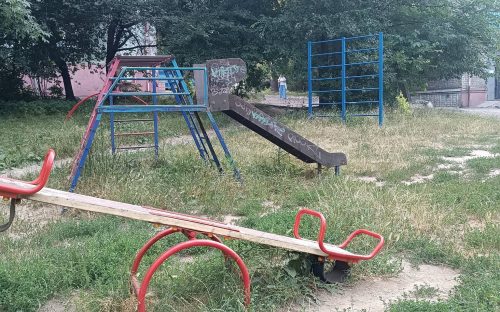 Бортики на «чесному слові» та ланцюги на ганчірках: як у Кам’янському ігнорують безпеку дітей