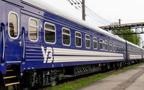 Врятувала маму з маленьким хлопчиком під час атаки на потяг: у соцмережах шукають геройку з Кам'янського