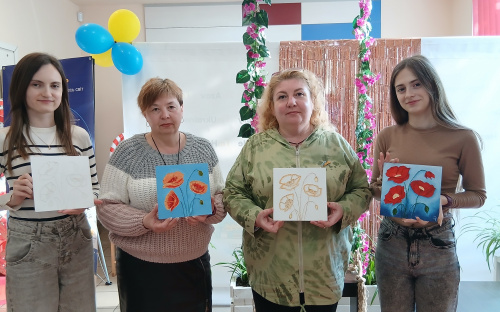 У Кам’янському жінки з Маріуполя помахом пензля оживили рельєфні маки на своїх полотнах 