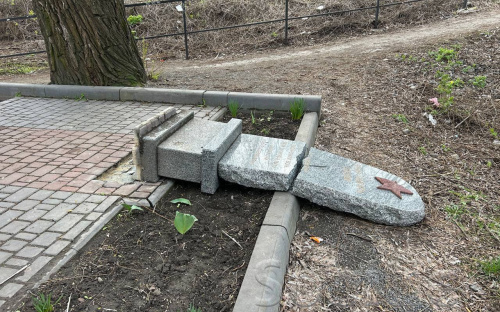У Кам’янському вандали понівечили пам'ятник невідомому солдату - комуналники обіцяють швидко його відновити 