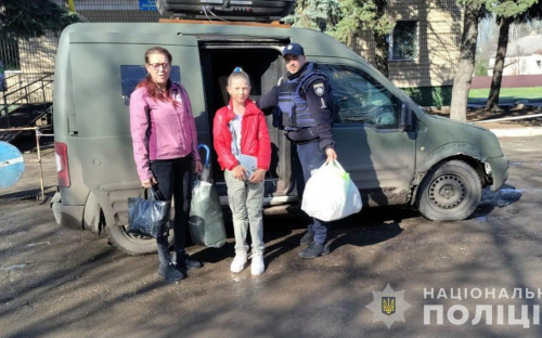 Поліцейські евакуювали із небезпечних районів Дніпропетровщини сім'ї з дітьми