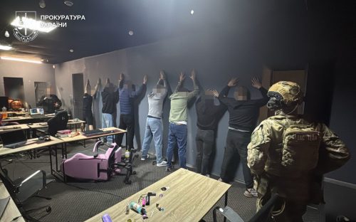У Кам’янському «накрили» велику мережу шахрайських кол-центрів: 10 фігурантів під вартою