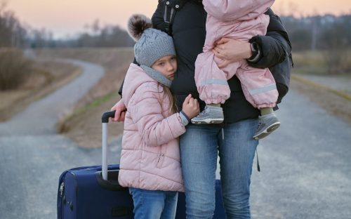 Виплати 3000 грн дітям ВПО: чому уряд затримує постанову та що з фінансуванням
