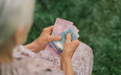 Соціальна пенсія у 2024 році: скільки стажу потрібно та як її оформити