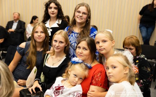 Вісім доньок і один син: багатодітну маму з Кам’янського району відзначили державною нагородою