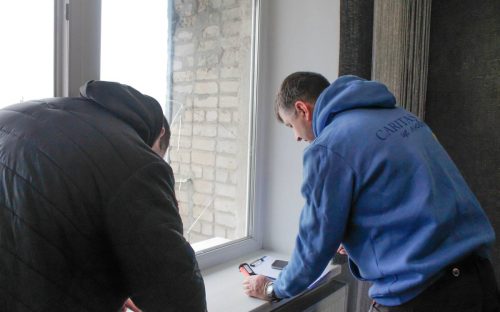 У П’ятихатках відновлюють житло після атаки ворога: допомагає Карітас Кам’янське