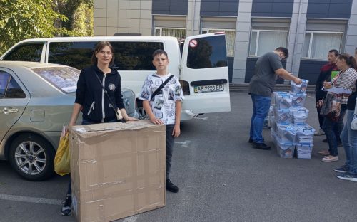 Діти ВПО у Кам'янському отримали шкільне приладдя від французської міжнародної організації