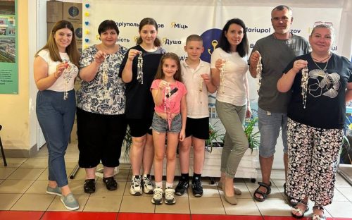 Сонце й вітер у власних руках: у Кам’янському маріупольці створили яскраві обереги