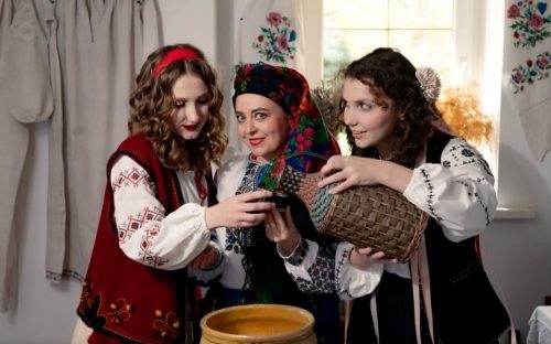 Вишиванки, сонце і творчість: у Карнаухівці створили атмосферний фотопроєкт
