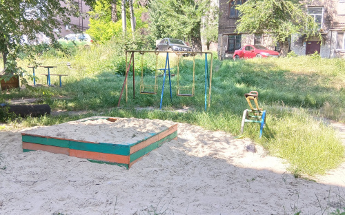 У Кам'янському дитячі майданчики в аварійному стані: хто несе відповідальність та куди звертатися мешканцям