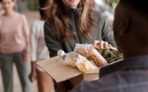 Продукти, одяг, засоби гігієни: де отримати допомогу для ВПО в Кам'янському