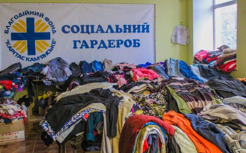 У Кам'янському переселенцям та місцевим жителям допомагає «соціальний гардероб» від БФ «Карітас»