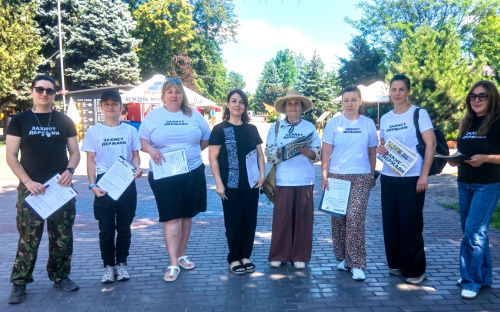 Не формальність, а повсякденне життя: у Центральному парку Кам’янського говорили про Конституцію