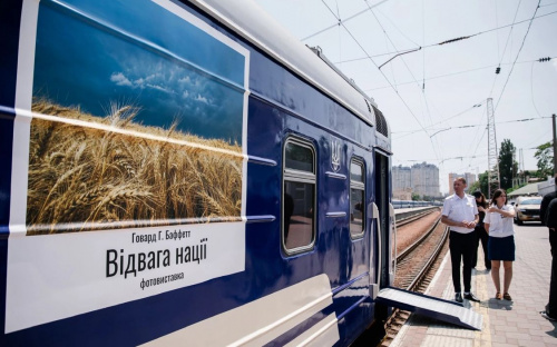 «Відвага нації» у русі: на вокзалі в Дніпрі відкрився мистецький поїзд із унікальною фотовиставкою