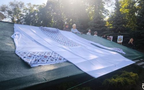 Дніпро увійшов до Книги рекордів України завдяки унікальній вишиванці - фоторепортаж