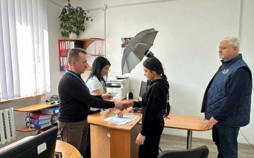 Складна дорога до документа: як уродженка Кам’янського через 18 років нарешті «з’явилася» для держави